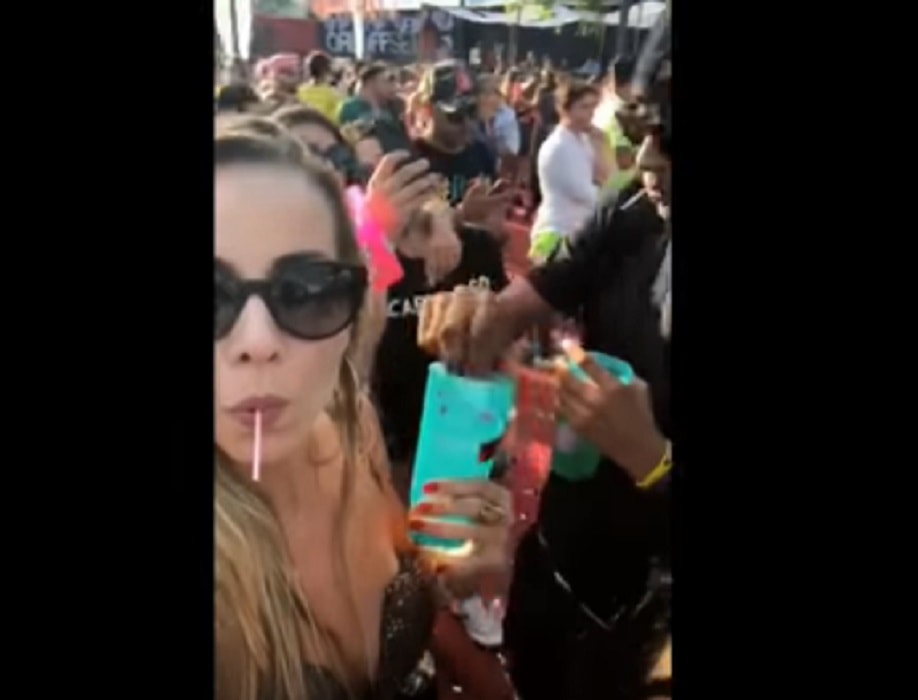 Selfie con l'amica: ragazzo intanto le mette qualcosa nel drink