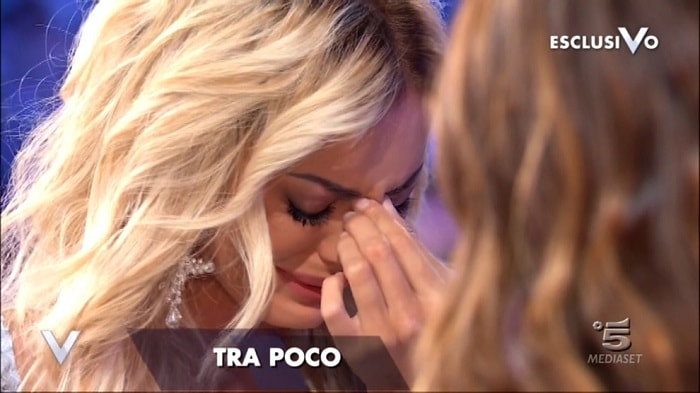 Elena Morali dall'Isola dei Famosi contro Bianca Atzei a Verissimo. E scoppia a piangere