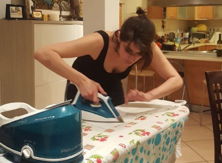 Elisa Isoardi stira le camicie per Matteo Salvini. L'ironia sui social: "Le donna a casa..."