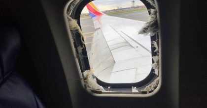 Il finestrino dell'aereo rotto