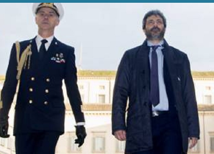 Roberto Fico sfila davanti ai militari con la giacca sbottonata. Il Giornale: "Caduta di stile"