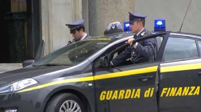 False riviste delle forze dell'ordine con abbonamenti trappola: denunciati a Sondrio
