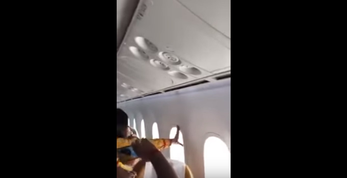 Aereo in volo, finestrino rotto in India