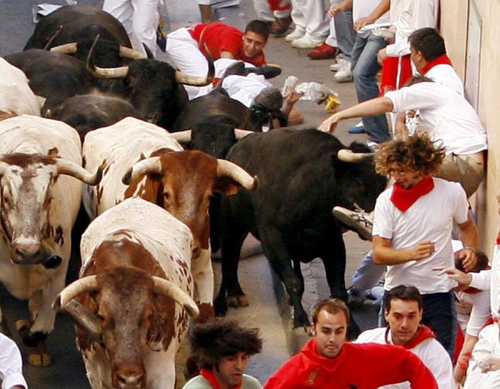 Spagna, violentarono diciottenne durante la festa di San Firmino: condanna solo abusi. Proteste