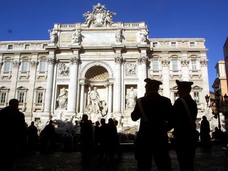 Roma: turista polacco tenta di scalare Fontana di Trevi, multa da 500 euro