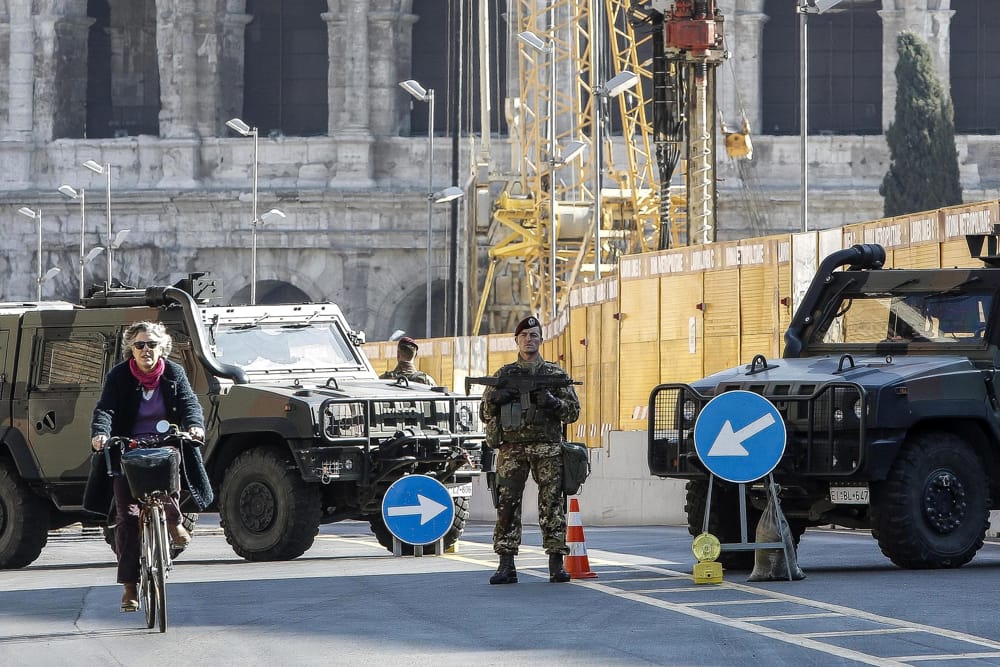 Roma, paura ai Fori Imperiali: egiziano aggredisce soldato per rubargli la pistola