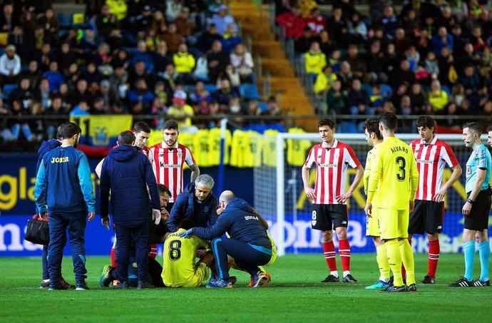 Pablo Fornals: il centrocampista del Villarreal sviene in campo, poi si riprende (foto Ansa)