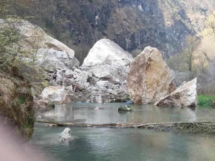 Frana in Valbrenta con massi grandi come case