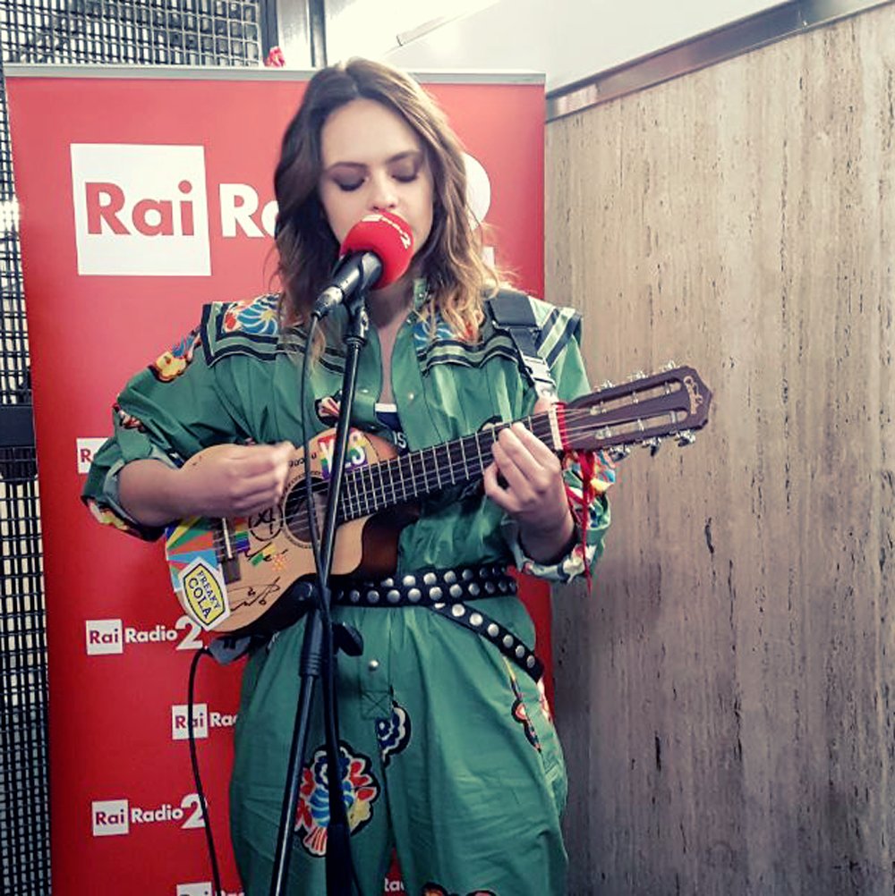 Francesca Michielin e il live a sorpresa in metro a Roma