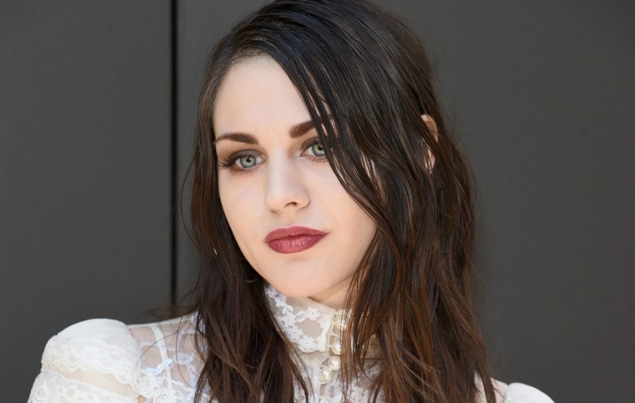 Frances Bean Cobain canta la sua prima canzone su Instagram. Dedica a papà Kurt?
