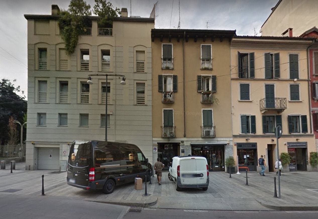 Rubati a Milano, in Corso Garibaldi, pc del Movimento 5 stelle all'agenzia Visverbi