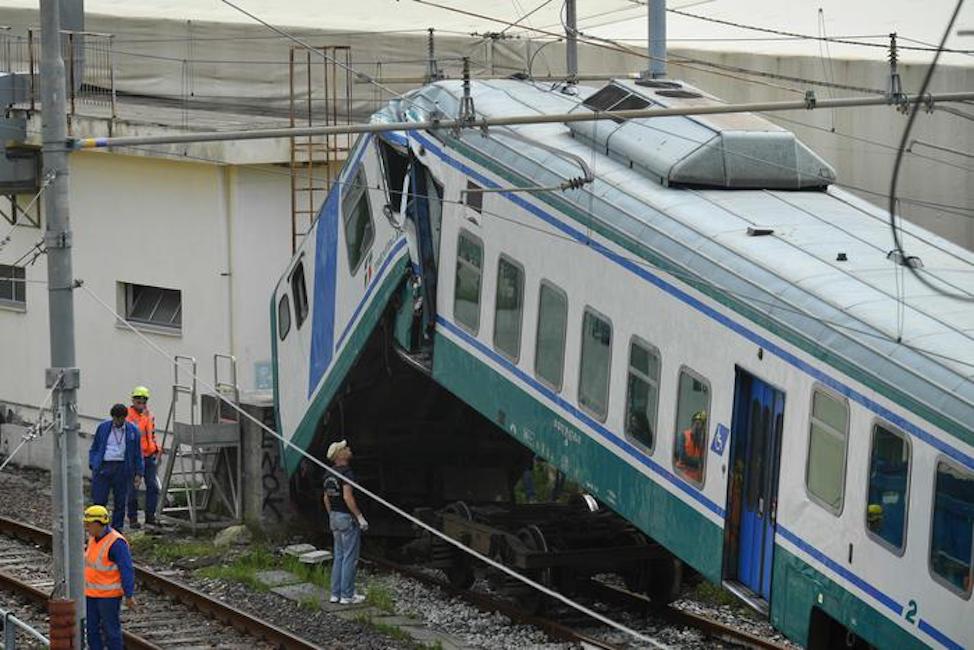 Genova, treno regionale in manovra si schianta contro muretto binario tronco