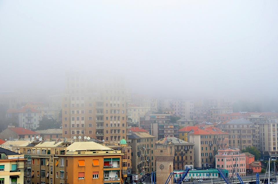 Genova avvolta dal "caligo", la nebbia del mare