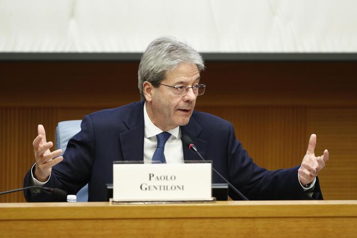 Sondaggio politico, Gentiloni top (52%) di voti ma il Pd scende ancora, Lega (al 21,6) e Salvini su di 4 punti