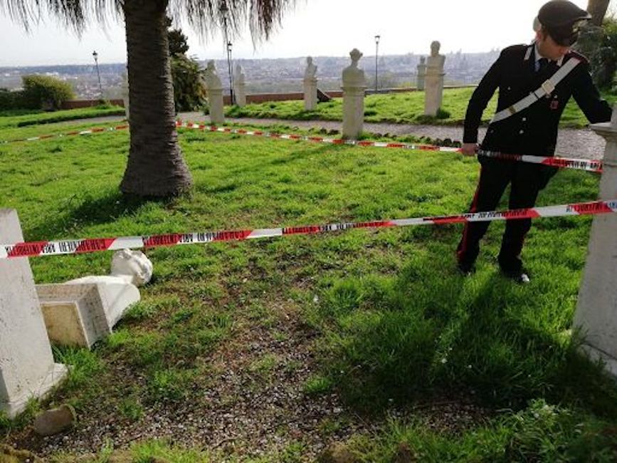 Roma, vandali al Gianicolo: divelti i busti dei patrioti Melchiorre Cartoni ed Enrico Guastalla