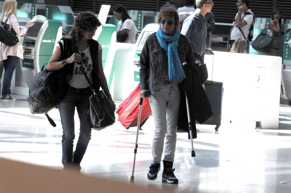 Gianna Nannini torna sul palco in stampelle dopo la caduta VIDEO