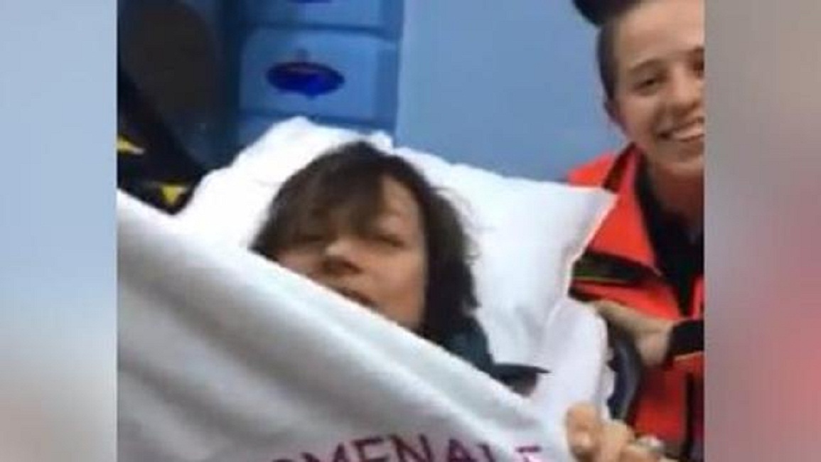 Gianna Nannini cade dal palco, paura al concerto. Il video dall'ambulanza