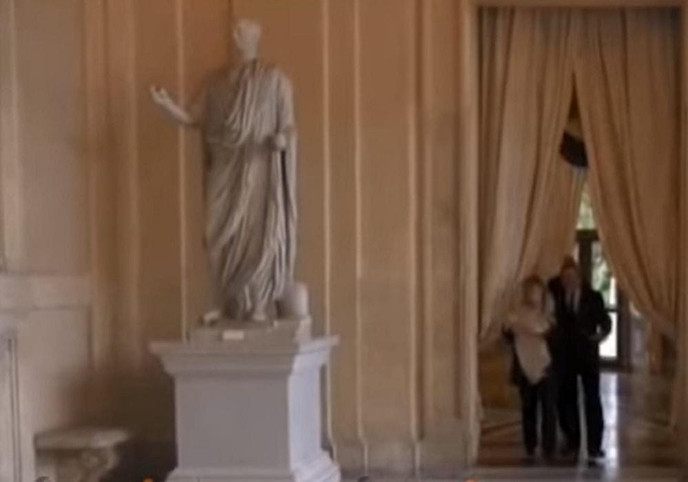 Giorgia Meloni discute con Berlusconi al termine delle consultazioni