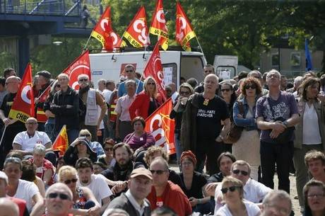 Francia paralizzata dagli scioperi