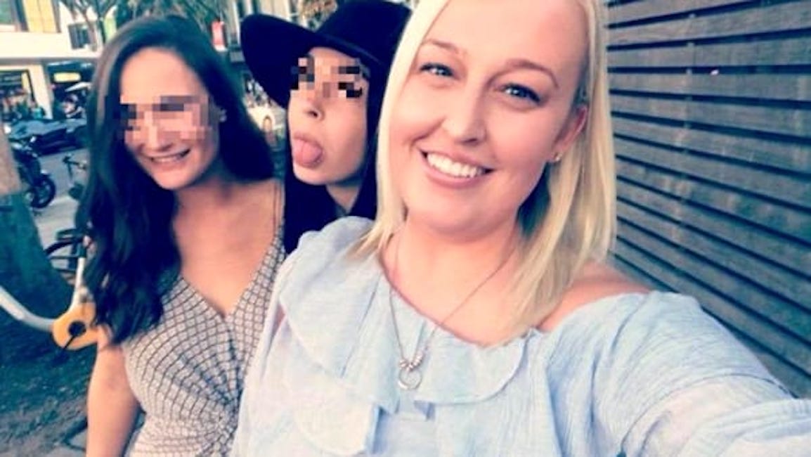 Raccoglie soldi e fa indebitare i genitori per curarsi il cancro. Ma era per fare la bella vita