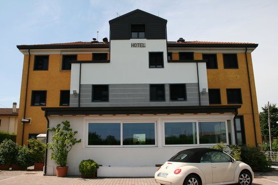 Un giovane è precipitato dall'Hotel Alle Scuole di Curtarolo