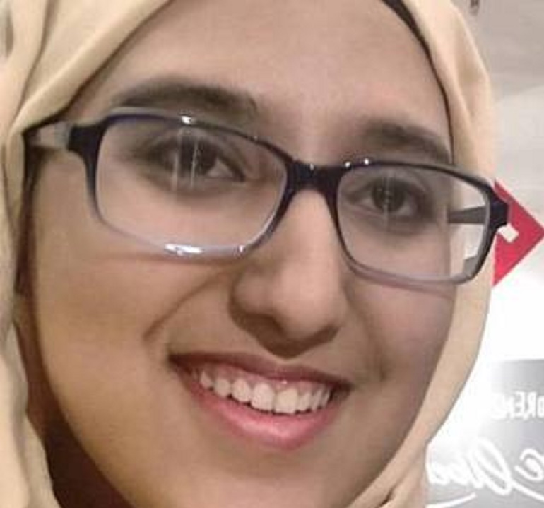 Milano, studentessa aggredita perché indossa il velo. Gli altri passeggeri la abbracciano e la difendono