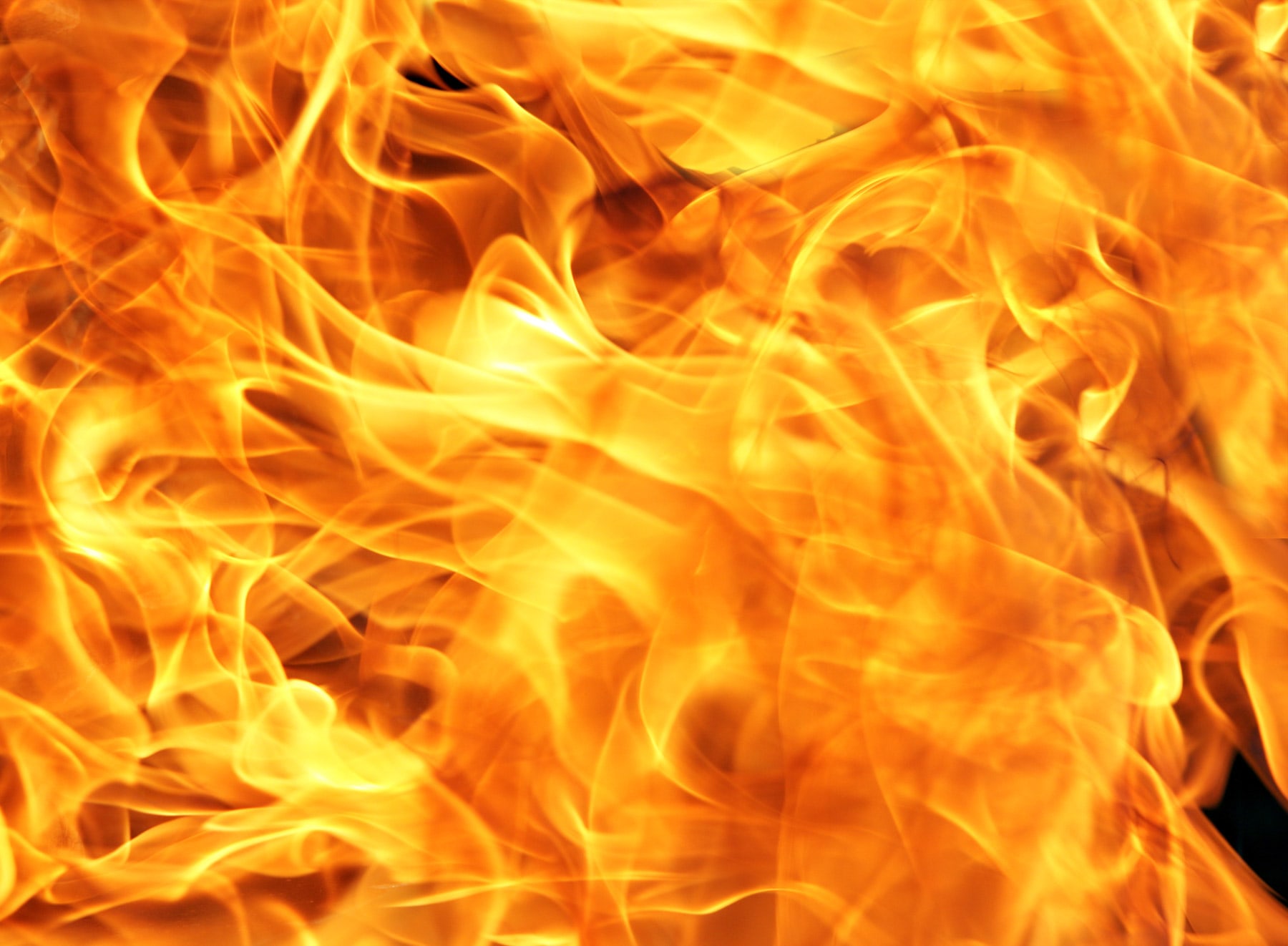 Incendio al pub Tonnina's di Catanzaro Lido
