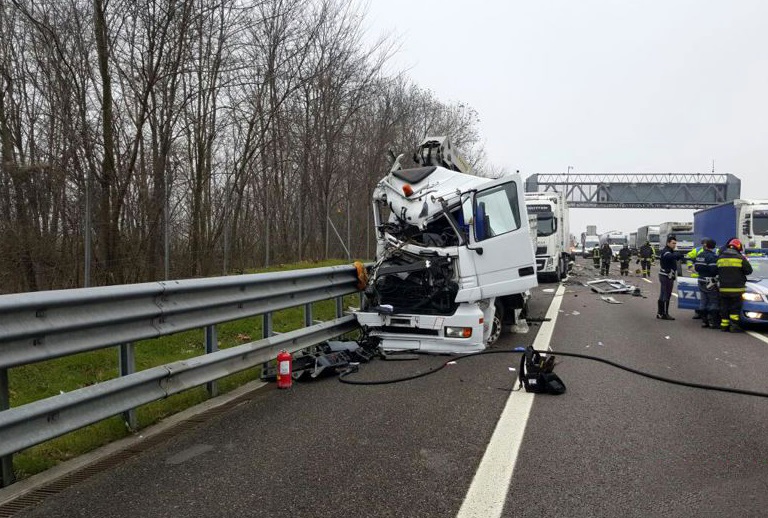 A4, incidente all'altezza dello svincolo Grisignano di Zocco: morto un camionista. Traffico in tilt: 10 chilometri di coda (foto d'archivio Ansa)