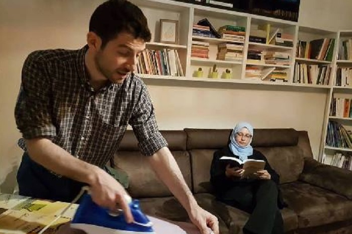 Sumaya Abdel Qader, la consigliera comunale islamica replica alla Isoardi con la foto del marito che stira