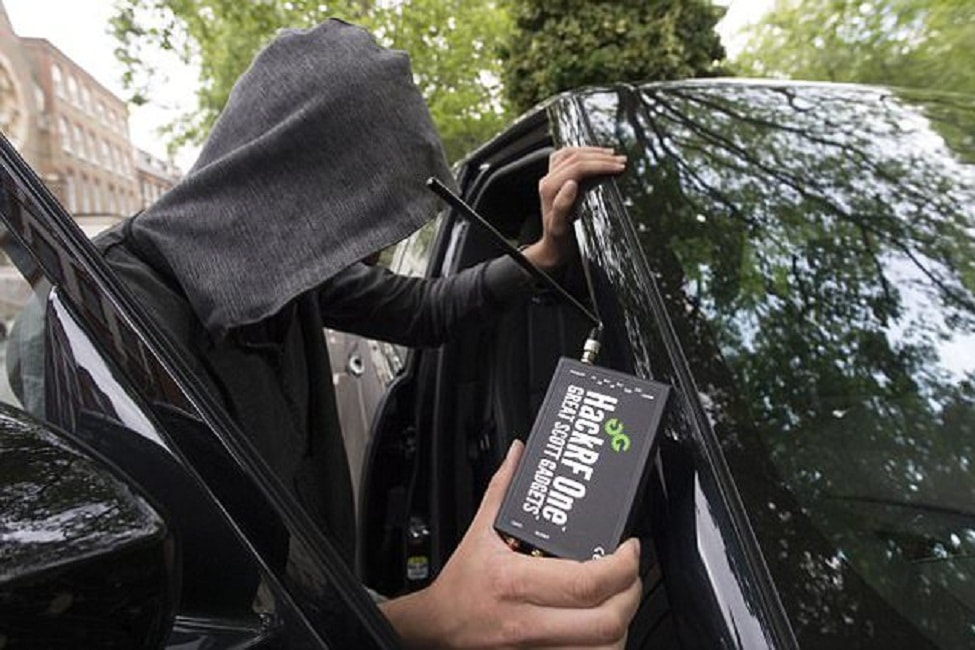 Amazon, kit per ladri d'auto in vendita a 110 euro