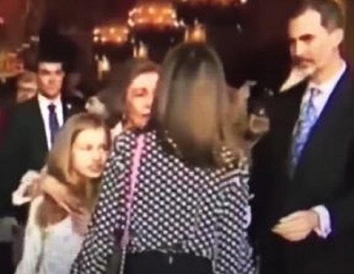 Letizia Ortiz e la lite con la suocera Sofia. Fischi e grida contro la regina a Madrid