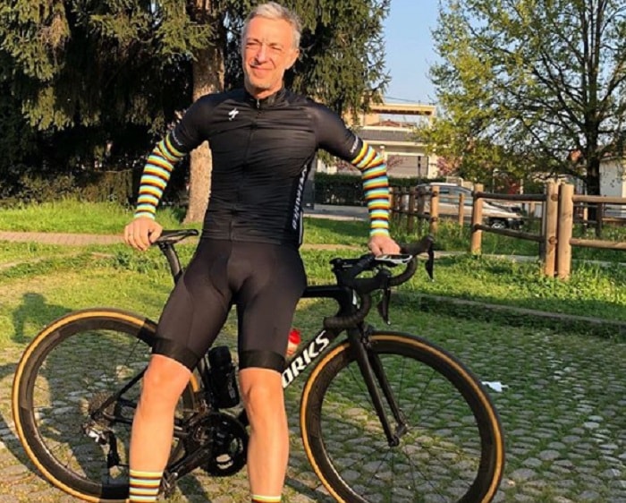 Linus cade durante la gita in bici: la foto della ferita alle gambe su Instagram