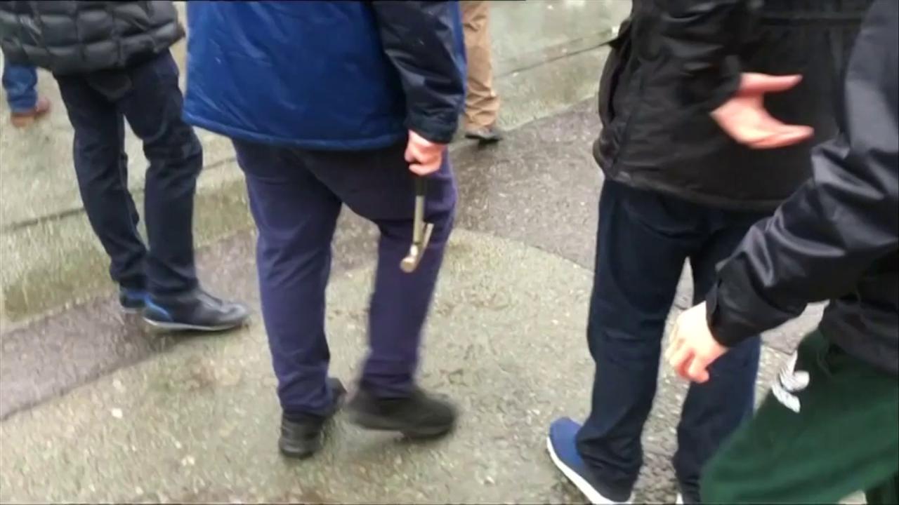 Liverpool-Roma: un tifoso col martello