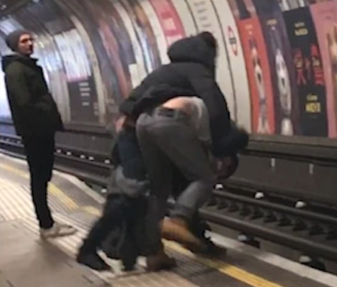 Una rissa in metropolitana a Londra ha rischiato di finire in tragedia