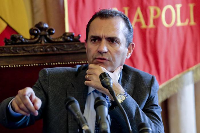 De Magistris e il Napoli, l'uomo delle istituzioni secondo cui la Juve ruba. E pure lo Stato...