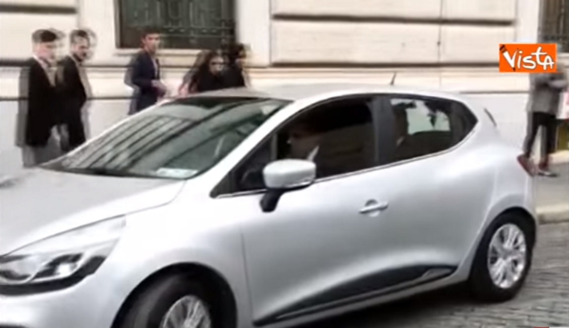 Luigi Di Maio in versione autista al Quirinale