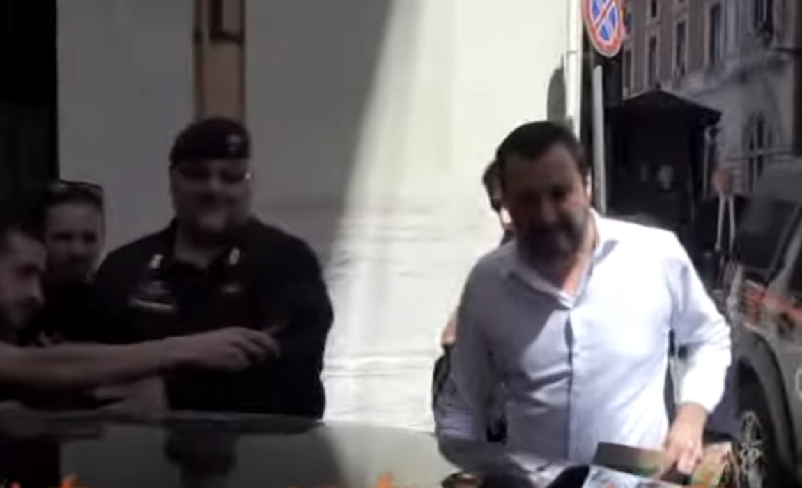 salvini fermato dal sostenitore
