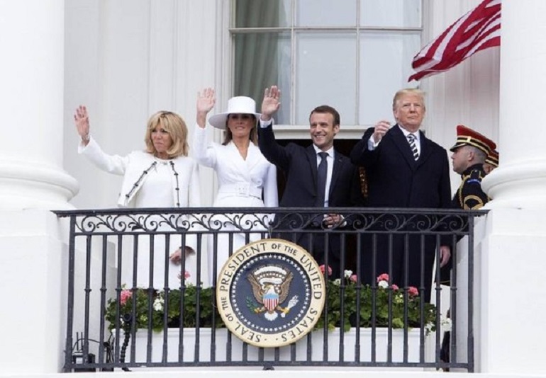 Melania Trump rifiuta (ancora una volta) la mano di Donald Trump (foto Ansa)
