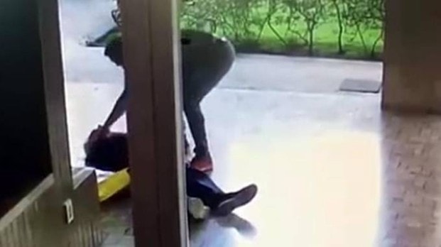 Milano: è in coma l'anziano picchiato e rapinato sotto casa. Aggressore romeno arrestato