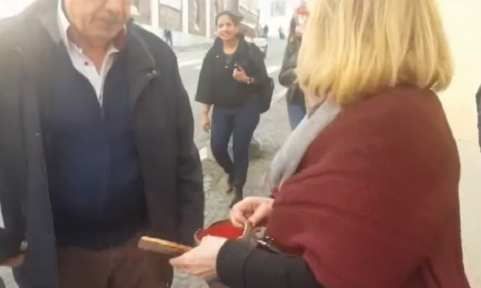 Di Maio, bagno di folla alle consultazioni. Militante M5S: "Mi hanno rubato il portafoglio"