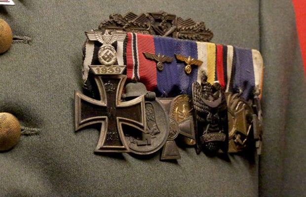 Hitler e svastiche nelle caserme tedesche: 431 militari filo-nazisti indagati