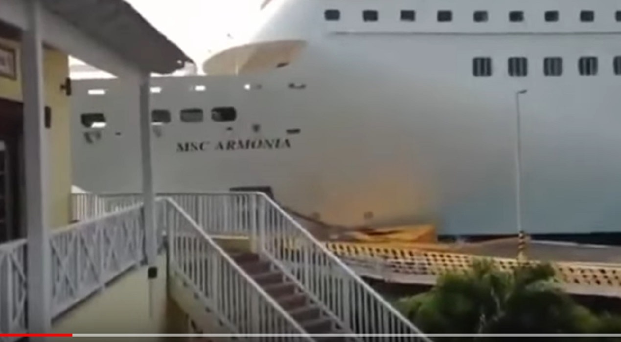 nave da crociera sbatte contro il molo