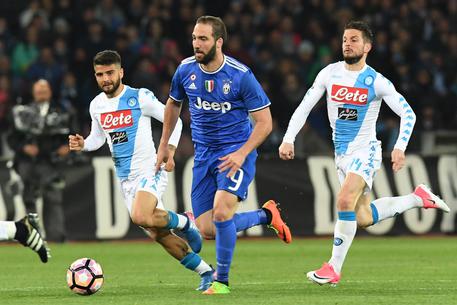Chieri (Torino), mentre guardano Juve-Napoli crolla soffitto: due persone ferite in sala scommesse