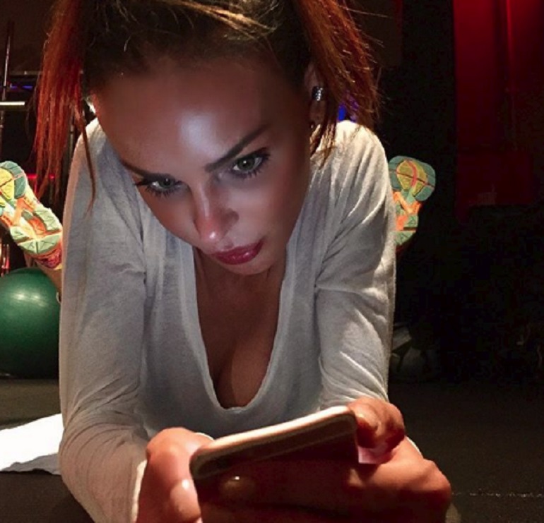 Grande Fratello, Luigi Favoloso e Patrizia Bonetti sempre più vicini: "Qui succede un disastro. E Nina Moric...