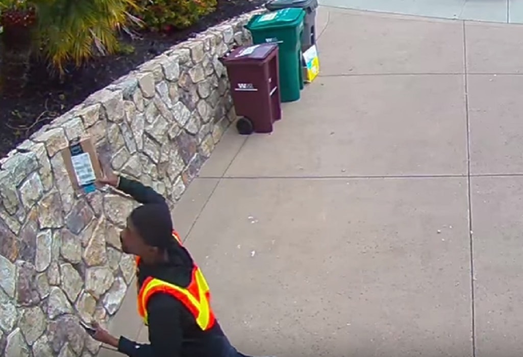 Fattorino Amazon consegna pacco California