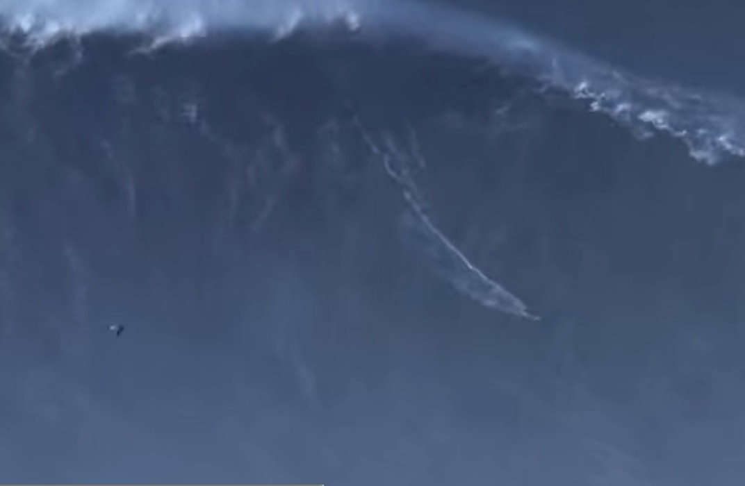 Surfista premiato onda 24 metri