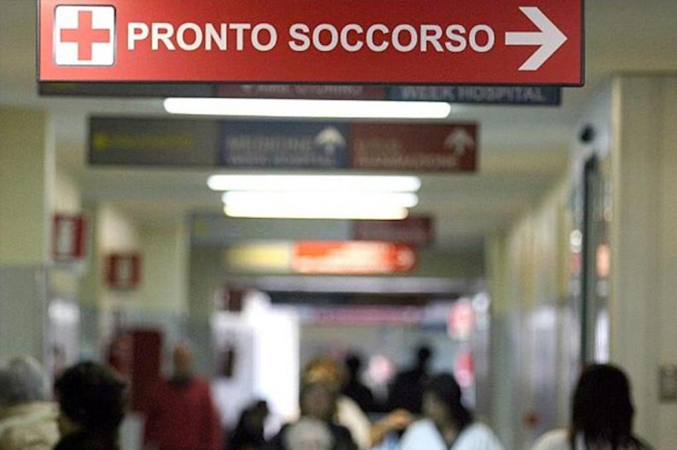 Pordenone, va all'ospedale con un dito in necrosi. Nessuno lo visita, lui chiama i carabinieri
