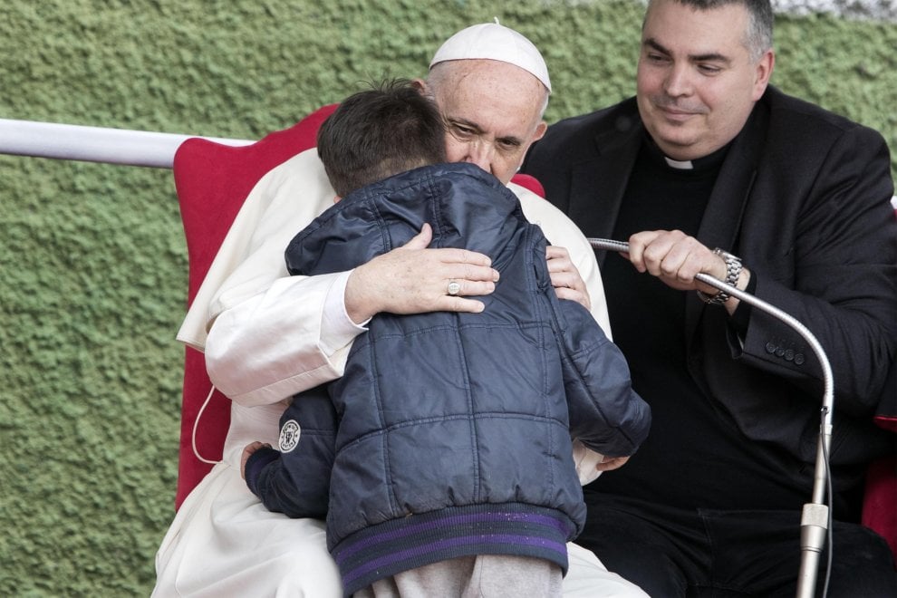 Papa Francesco ha consolato il bimbo orfano a Corviale