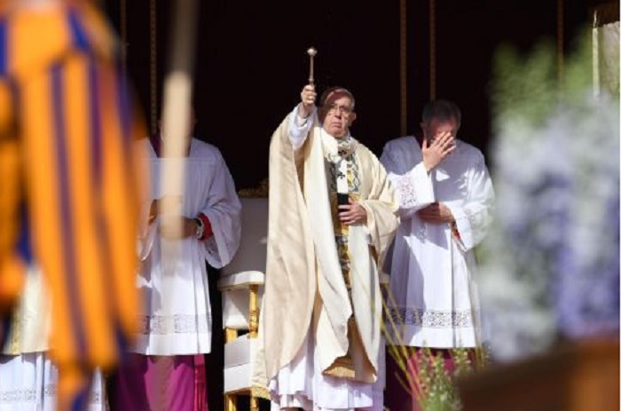 Papa Francesco, messa di Pasqua: "Annunci di Dio sono delle sorprese, un colpo basso"