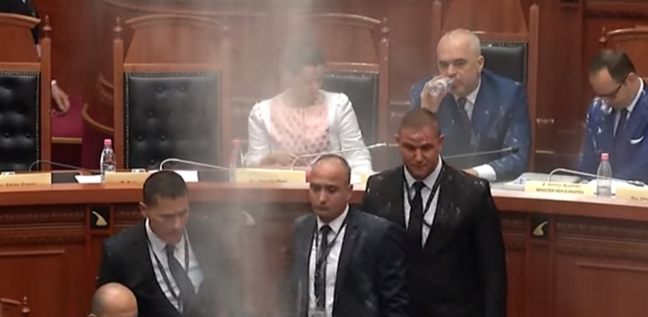 Scontri Parlamento Albania: farina, acqua e tv contro premier